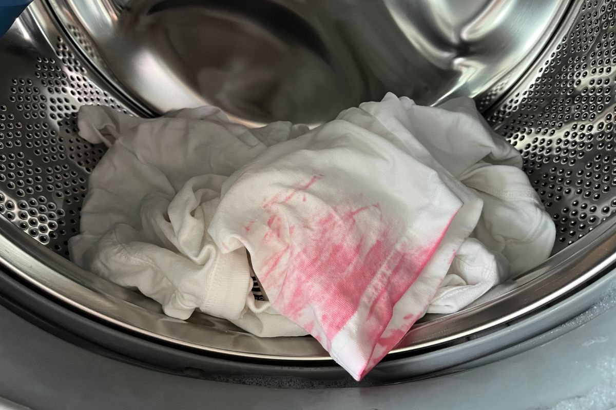 white-clothes-turning-red-pink-after-washing-with-bleach